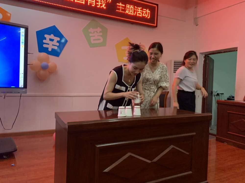 晨曦汗水育桃李 金秋硕果慰园丁 ——记板桥小学举行第39个教师节文艺汇演活动(图11)