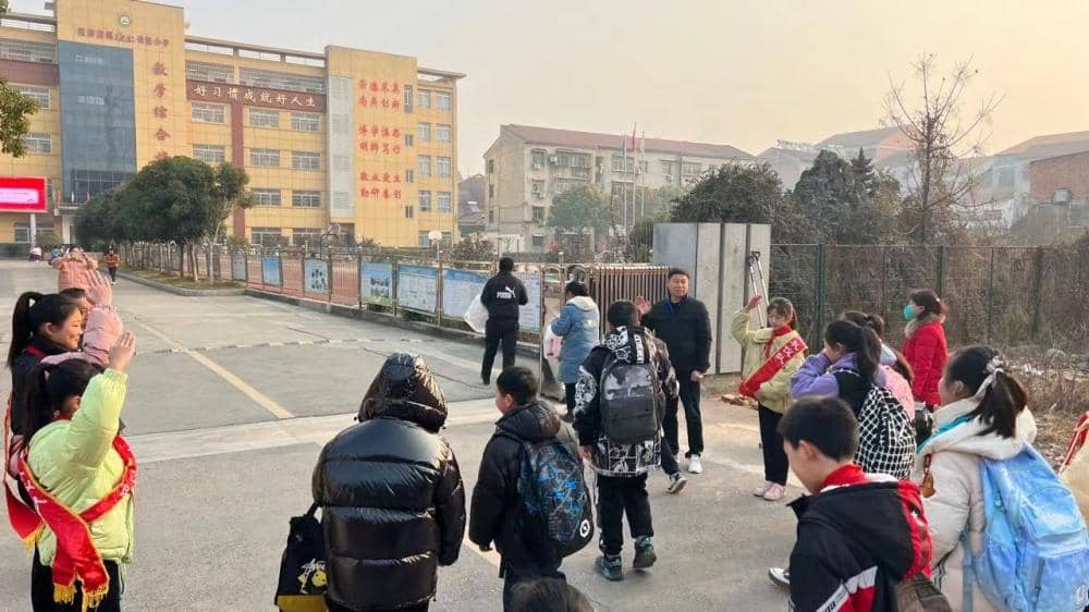 板桥小学隆重举行2023年春季开学典礼——明理立志 大展鸿“兔”(图2)