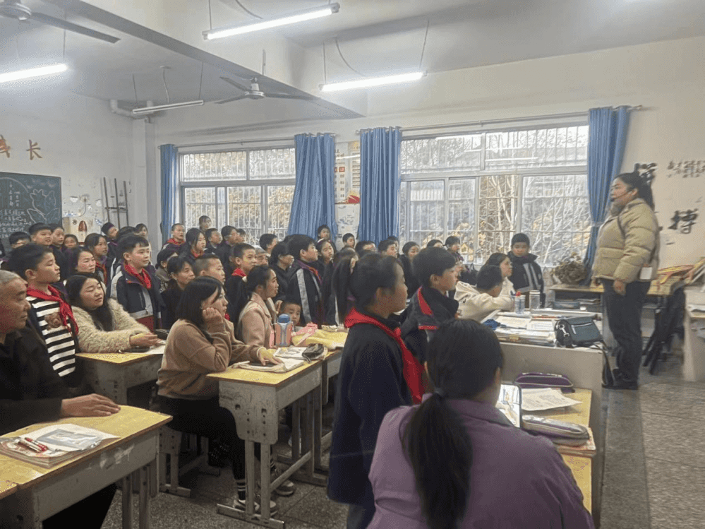 家校齐携手，护航成长路——板桥小学召开三、四年级家长会(图7)