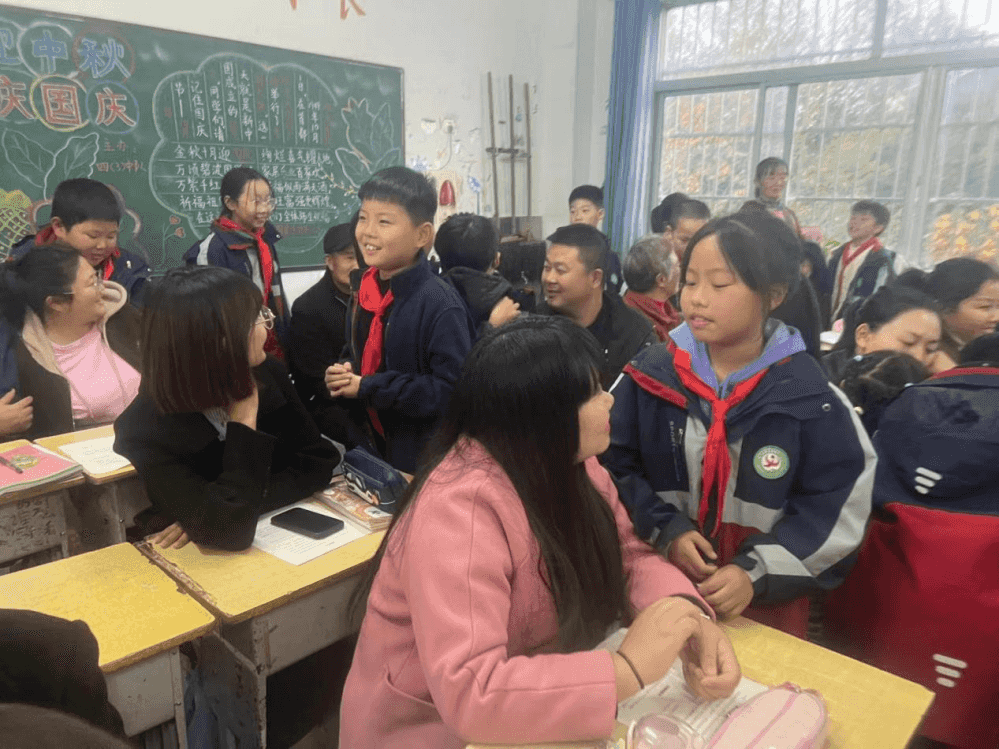 家校齐携手，护航成长路——板桥小学召开三、四年级家长会(图8)
