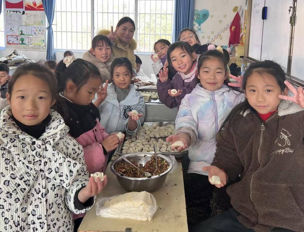 小小饺子香，浓浓冬至情—记板桥小学开展冬至包饺子活动(图6)