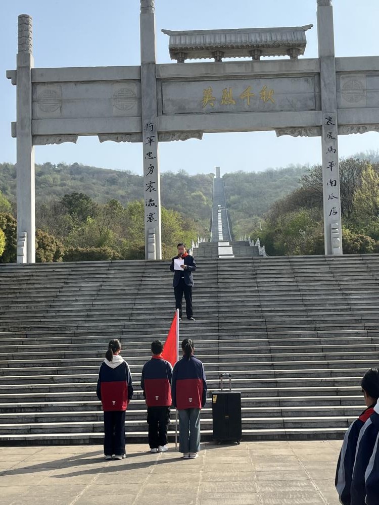 缅怀革命先烈，弘扬民族精神——板桥小学开展清明节扫墓活动(图3)