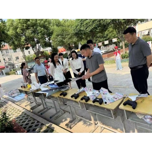 “工润童心·爱伴成长”——宜城市总工会走进板桥小学开展“六一”关爱慰问活动