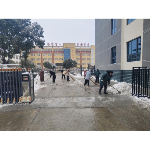 铲雪护行暖童心，温情相伴上学路——板桥小学全力保障学生平安返