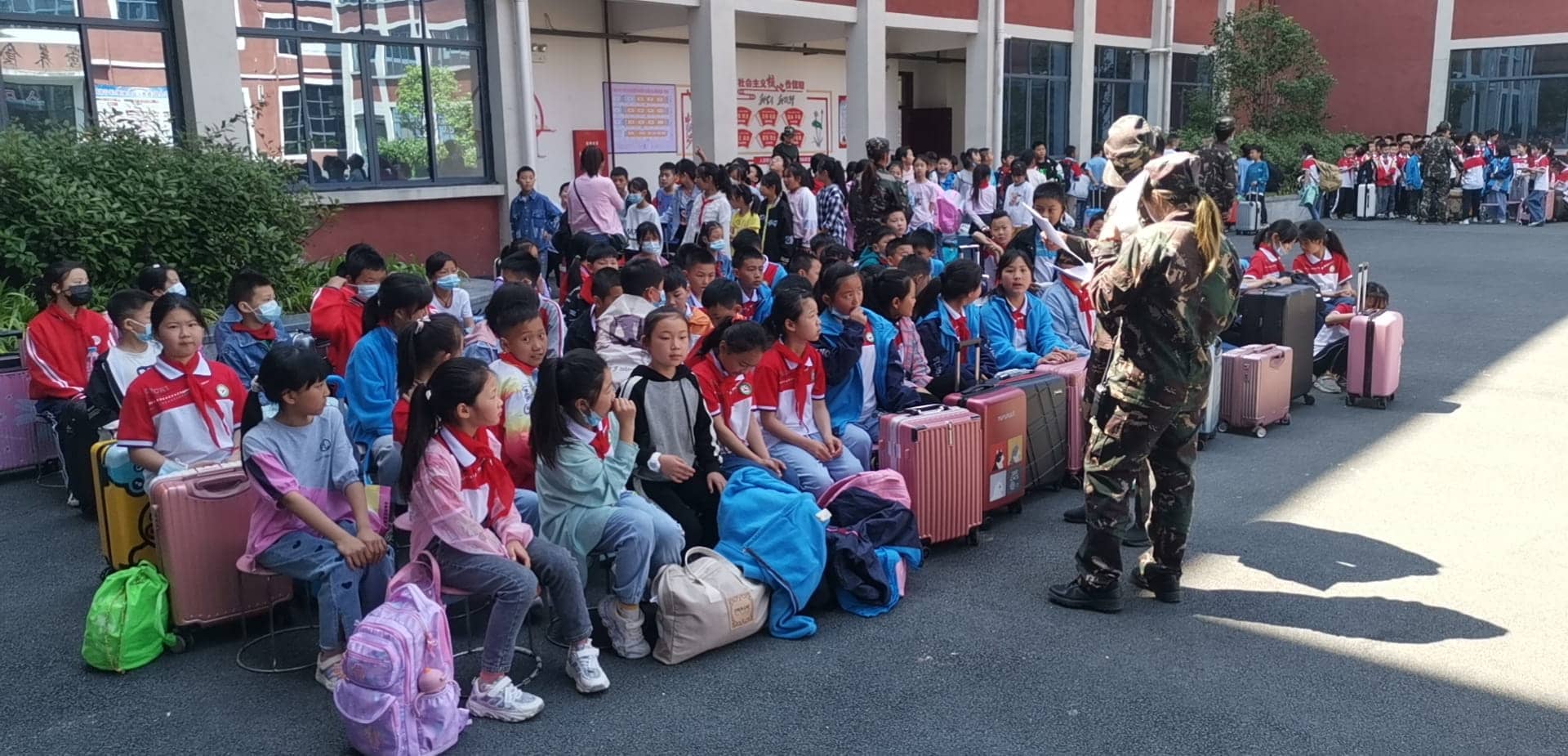 挥洒实践汗水，书写无悔青春——板桥小学四（1）班社会实践活动(图2)