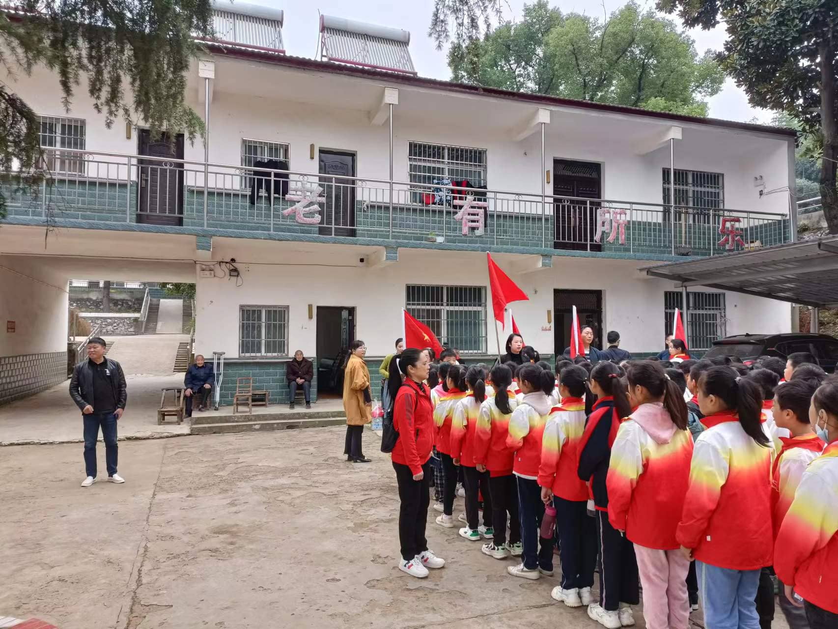 “”敬老爱老”    我们在行动(图2)