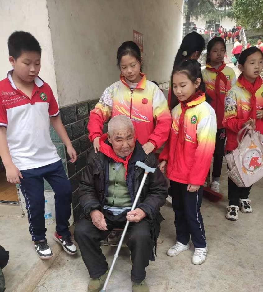 “”敬老爱老”    我们在行动(图3)
