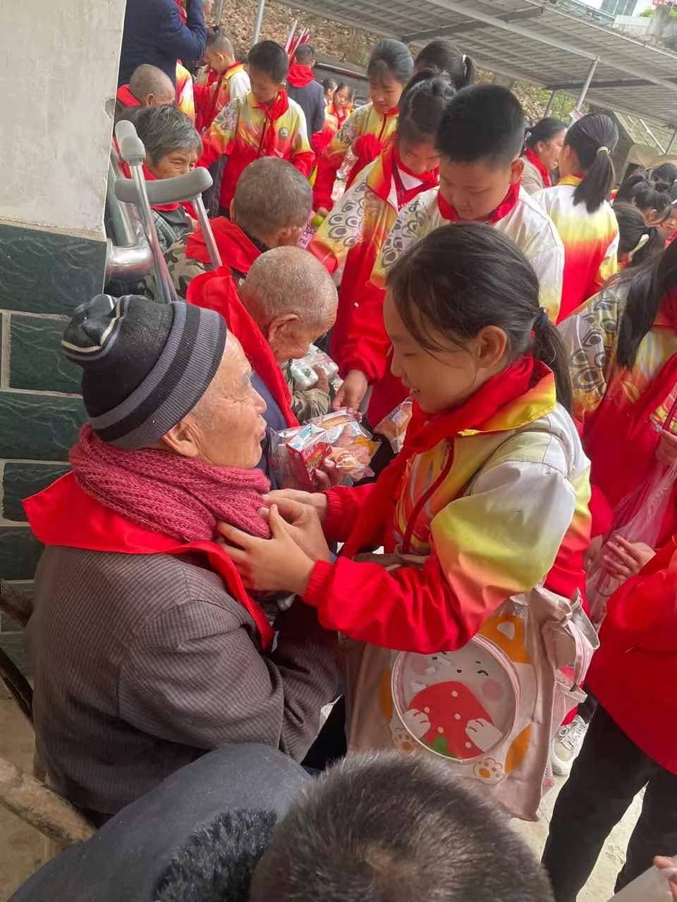 “”敬老爱老”    我们在行动(图4)