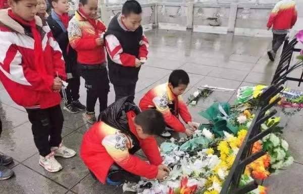 “英雄活在我们心中”祭英烈行动(图4)