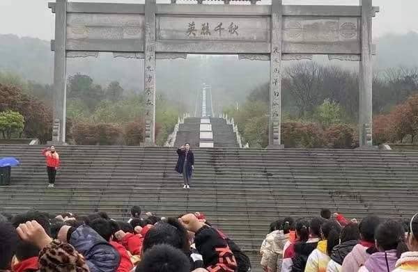 “英雄活在我们心中”祭英烈行动(图1)