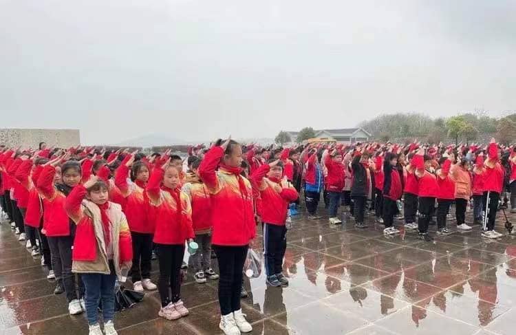 “英雄活在我们心中”祭英烈行动(图2)