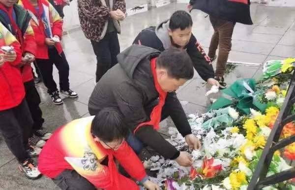 “英雄活在我们心中”祭英烈行动(图3)