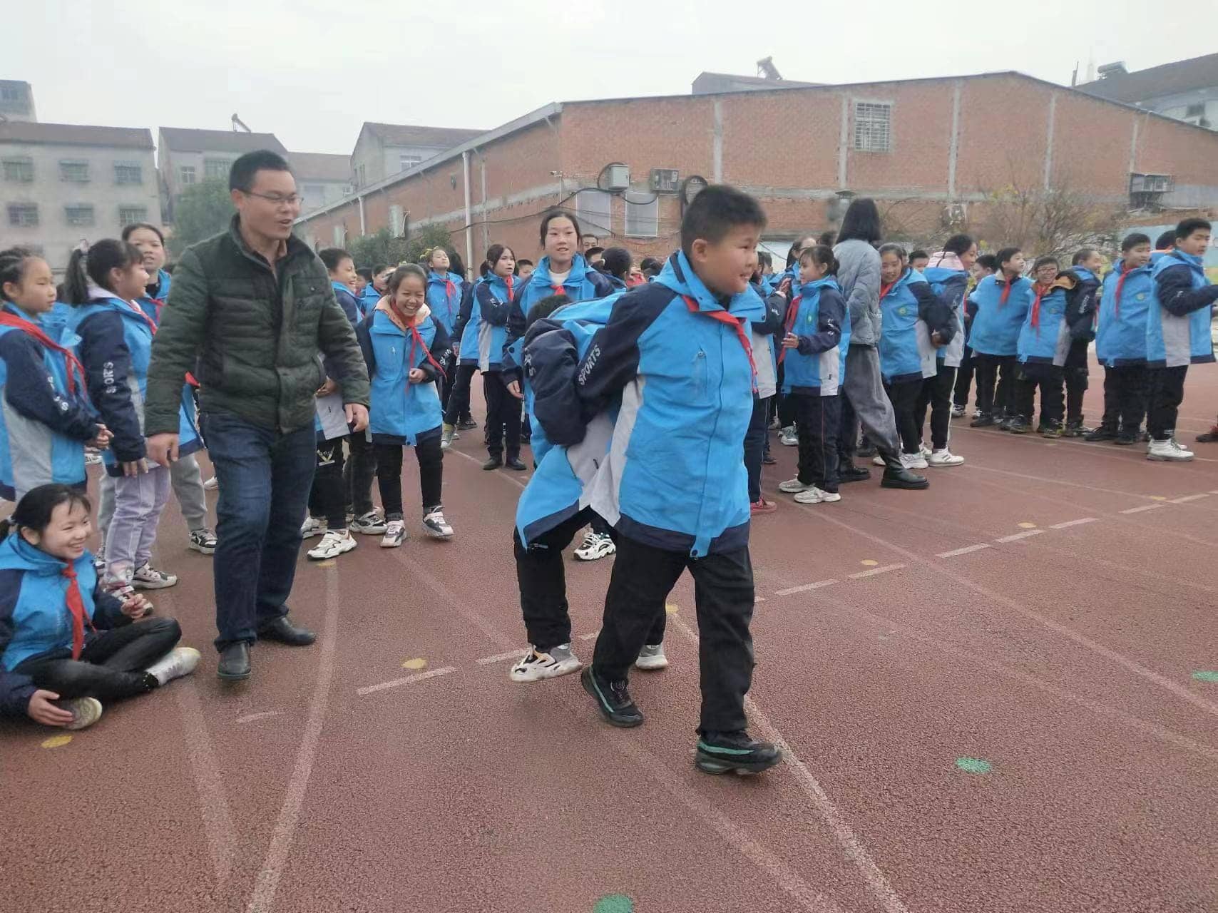 五（1）班板小第一届趣味运动会图集(图4)