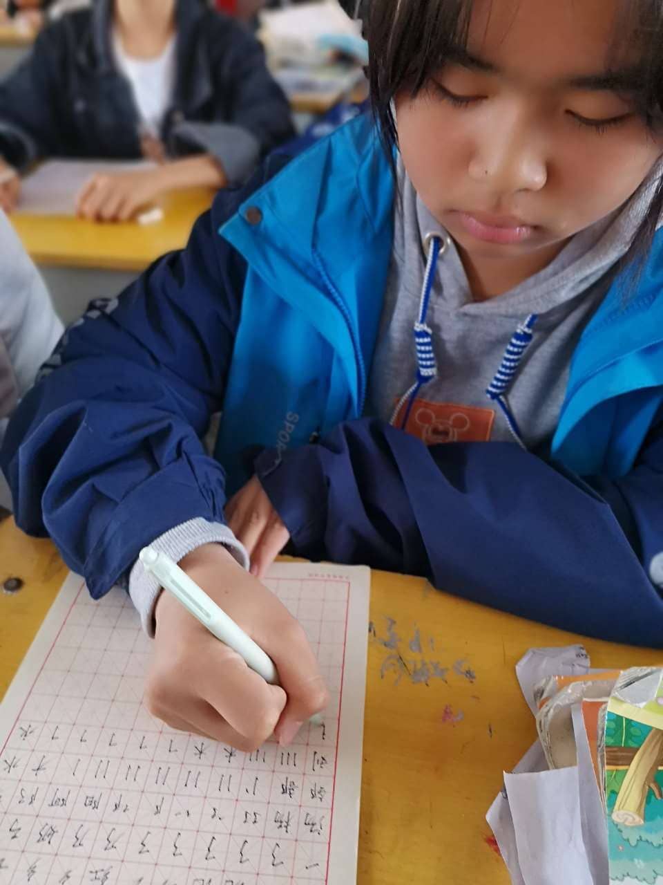 六年级书法小组活动风采(图1)