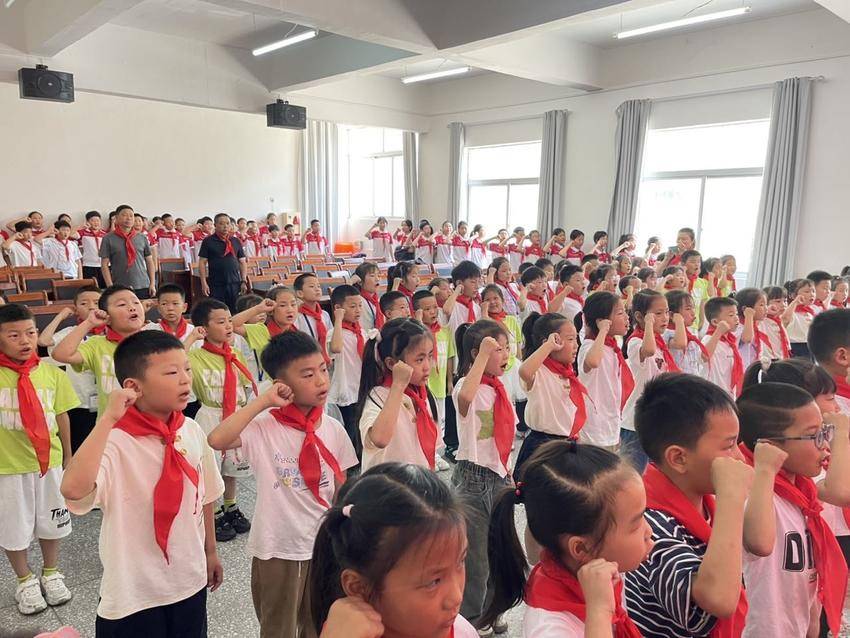 牢记党的教导 争做强国少年——宜城市板桥小学少先队入队仪式(图3)