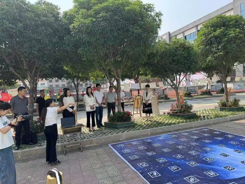 “工润童心·爱伴成长”——宜城市总工会走进板桥小学开展“六一”关爱慰问活动(图1)