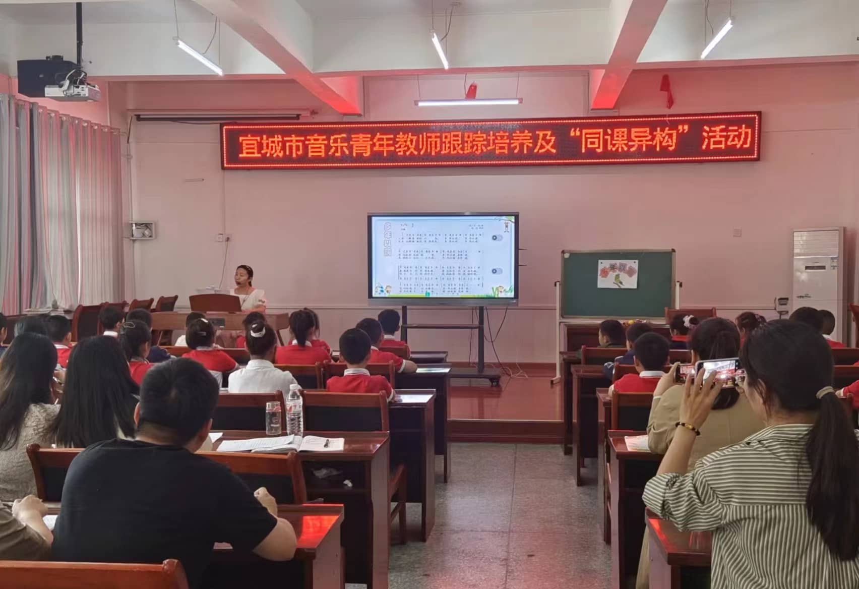小学音乐同课异构 绽放别样精彩(图2)