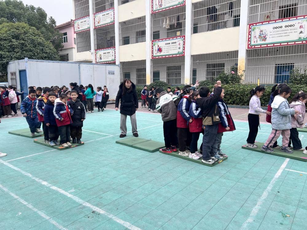 “趣”享运动，“味”你加油——板桥小学开展2024年冬季趣味运动会(图2)
