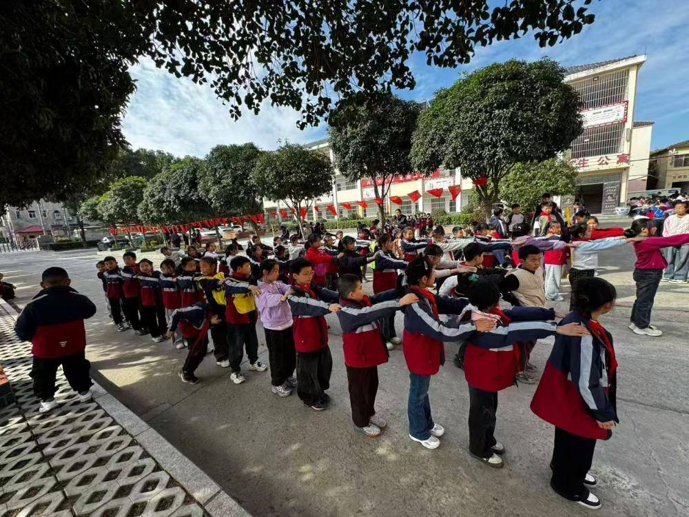 活力全开,“童”享运动——宜城市板桥小学举行2025年秋季第二届体育节(图5) 活力全开,“童”享运动——宜城市板桥小学举行2025年秋季第二届体育节(图5)