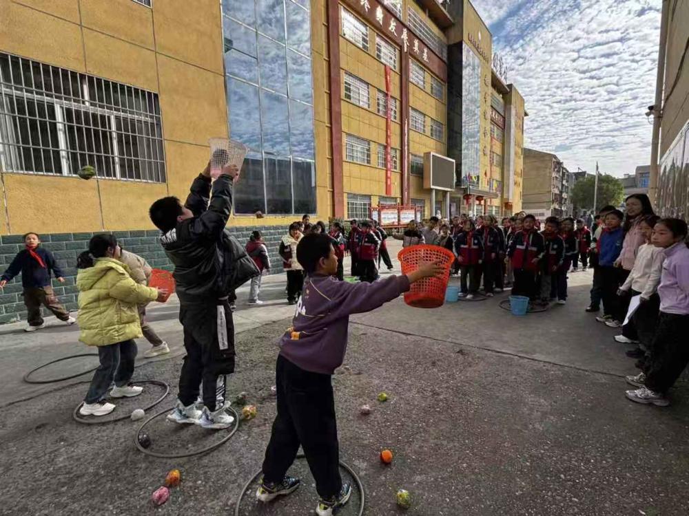活力全开,“童”享运动——宜城市板桥小学举行2025年秋季第二届体育节(图6) 活力全开,“童”享运动——宜城市板桥小学举行2025年秋季第二届体育节(图6)