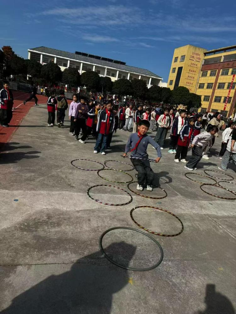 活力全开,“童”享运动——宜城市板桥小学举行2025年秋季第二届体育节(图7) 活力全开,“童”享运动——宜城市板桥小学举行2025年秋季第二届体育节(图7)
