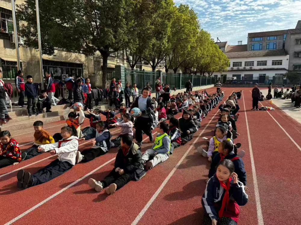 活力全开,“童”享运动——宜城市板桥小学举行2025年秋季第二届体育节(图8) 活力全开,“童”享运动——宜城市板桥小学举行2025年秋季第二届体育节(图8)