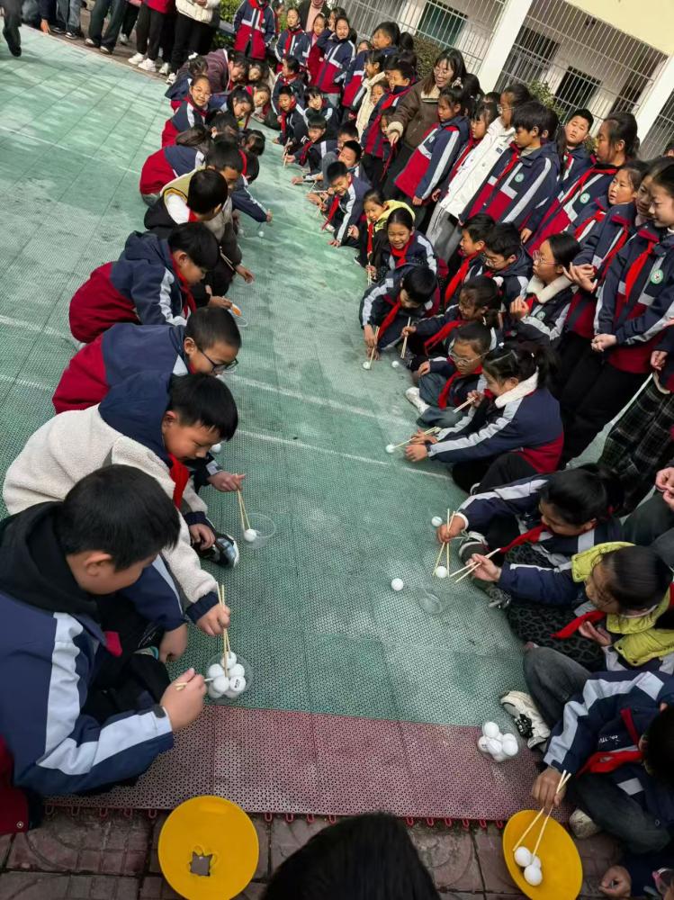 活力全开,“童”享运动——宜城市板桥小学举行2025年秋季第二届体育节(图9) 活力全开,“童”享运动——宜城市板桥小学举行2025年秋季第二届体育节(图9)