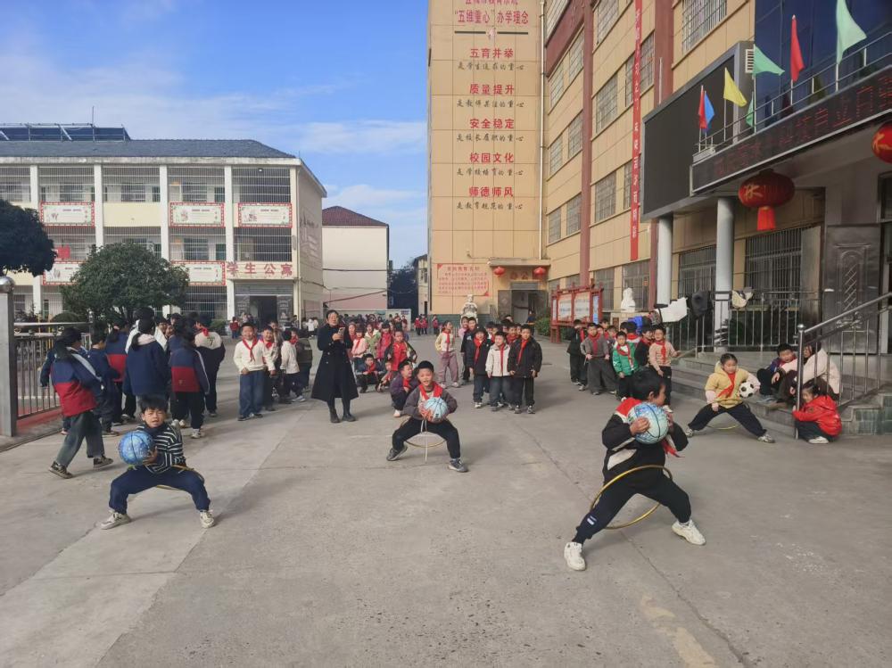 活力全开,“童”享运动——宜城市板桥小学举行2025年秋季第二届体育节(图10) 活力全开,“童”享运动——宜城市板桥小学举行2025年秋季第二届体育节(图10)