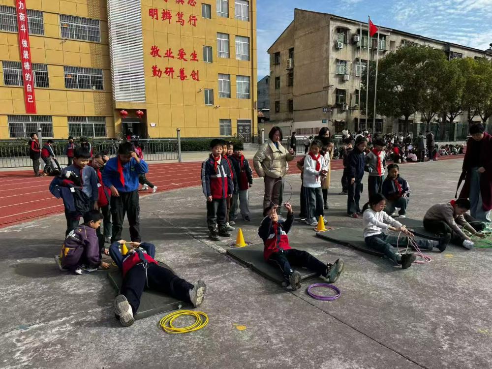 活力全开,“童”享运动——宜城市板桥小学举行2025年秋季第二届体育节(图11) 活力全开,“童”享运动——宜城市板桥小学举行2025年秋季第二届体育节(图11)