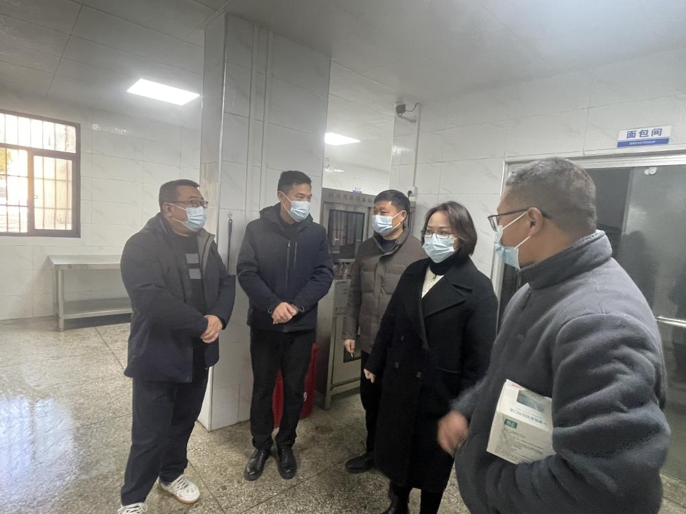 心系校园“盘中餐” 守护舌尖安全线——韩丽副市长赴板桥店镇板桥小学调研校园餐卫生工作(图1)