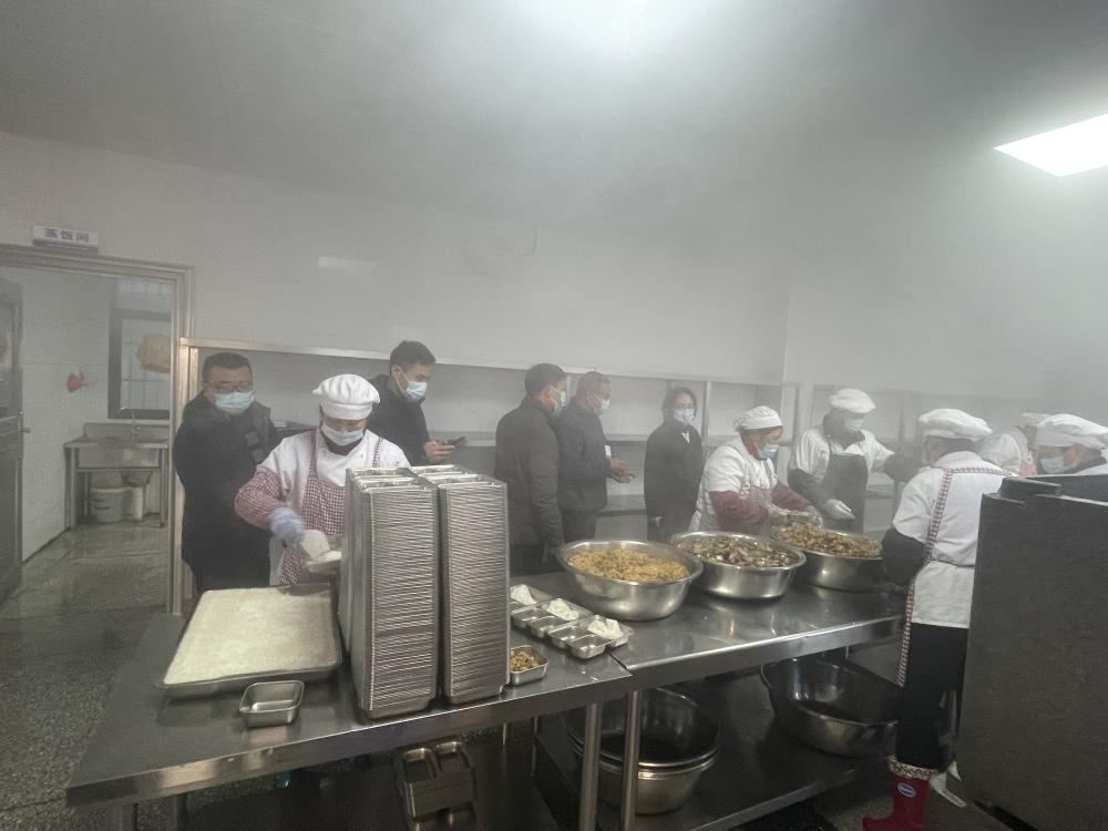 心系校园“盘中餐” 守护舌尖安全线——韩丽副市长赴板桥店镇板桥小学调研校园餐卫生工作(图2)