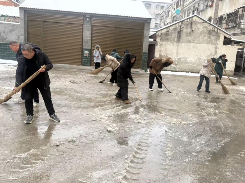 铲雪护行暖童心，温情相伴上学路——板桥小学全力保障学生平安返校(图2)