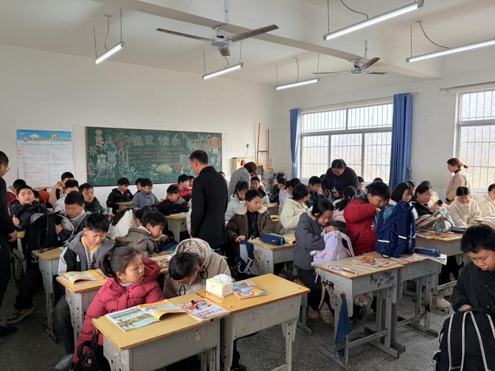 严禁危险物品进校园 筑牢校园安全防线——板桥小学开展管制刀具及危险物品专项排查整治(图1)