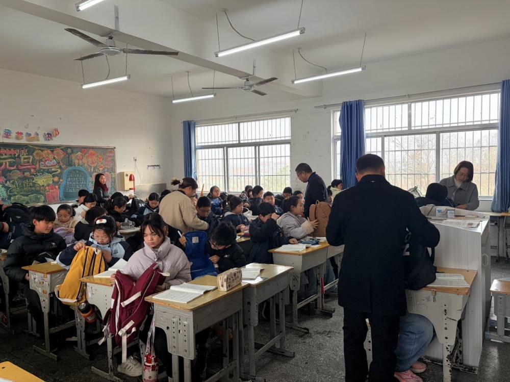 严禁危险物品进校园 筑牢校园安全防线——板桥小学开展管制刀具及危险物品专项排查整治(图2)