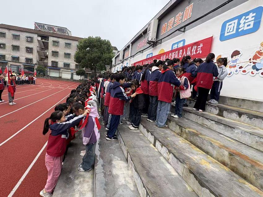 强国复兴有我,争当新时代好少年——板桥小学 新队员入队仪式(图4) 强国复兴有我,争当新时代好少年——板桥小学 新队员入队仪式(图4)