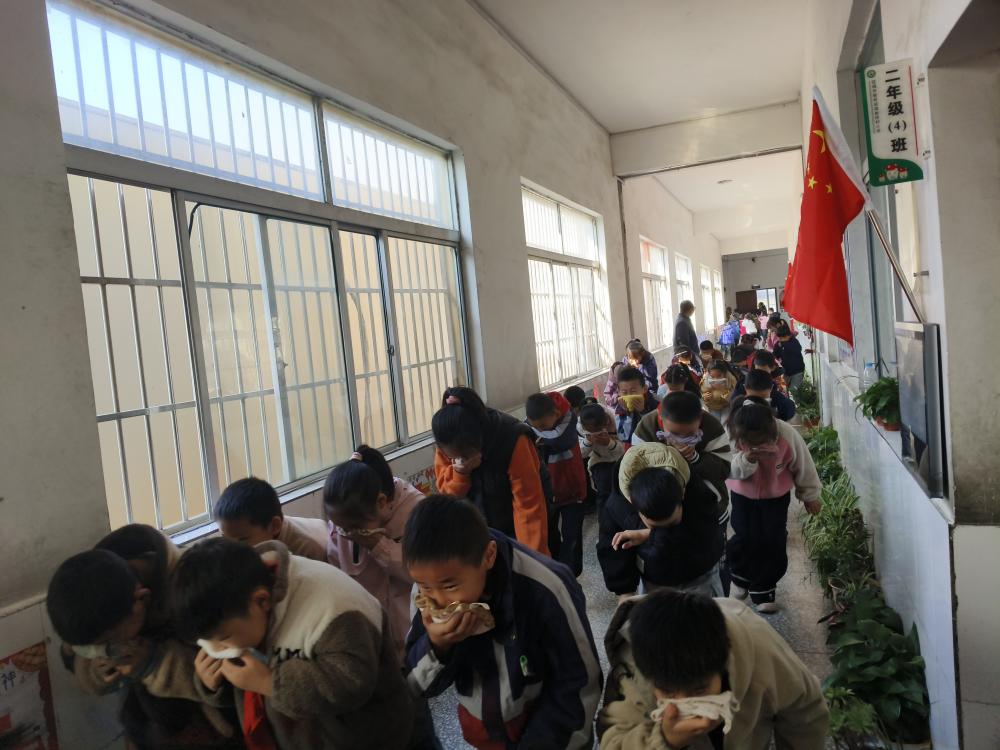 提高演练实效 强化消防意识——板桥小学开展消防安全演练活动(图1) 提高演练实效 强化消防意识——板桥小学开展消防安全演练活动(图1)