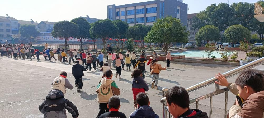 提高演练实效 强化消防意识——板桥小学开展消防安全演练活动(图3) 提高演练实效 强化消防意识——板桥小学开展消防安全演练活动(图3)