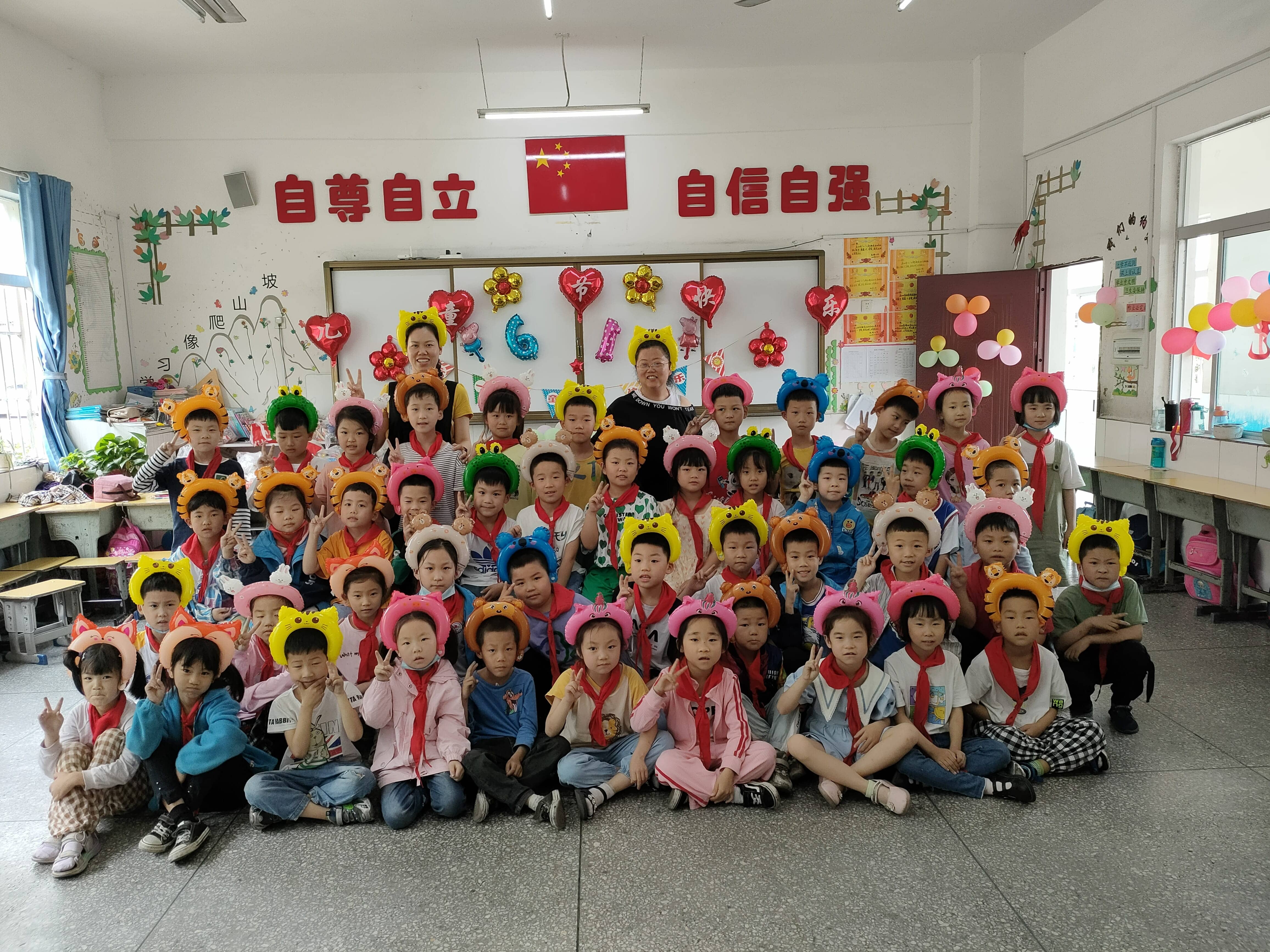 一（2）班同学欢庆六一(图1)