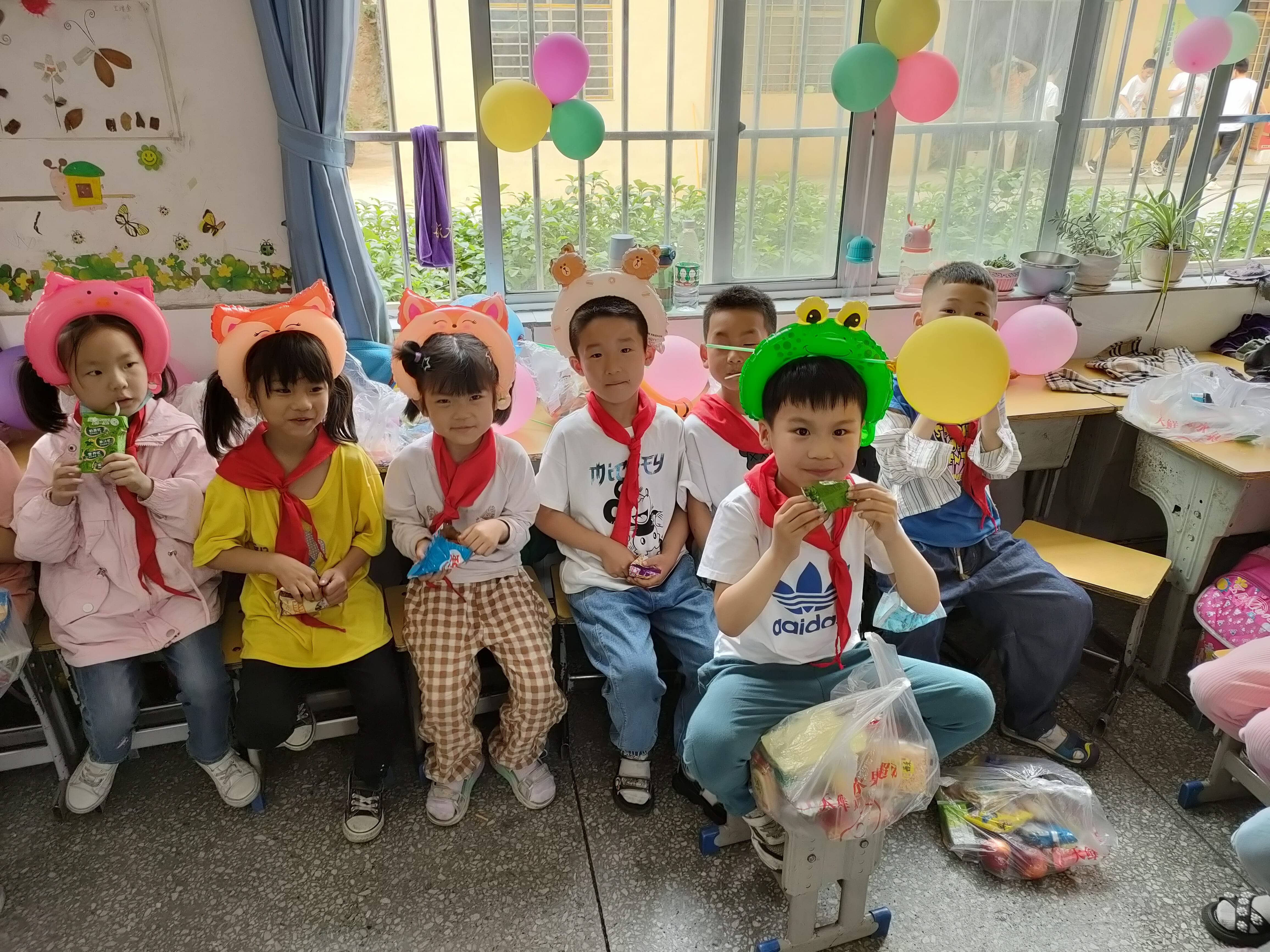 一（2）班同学欢庆六一(图2)