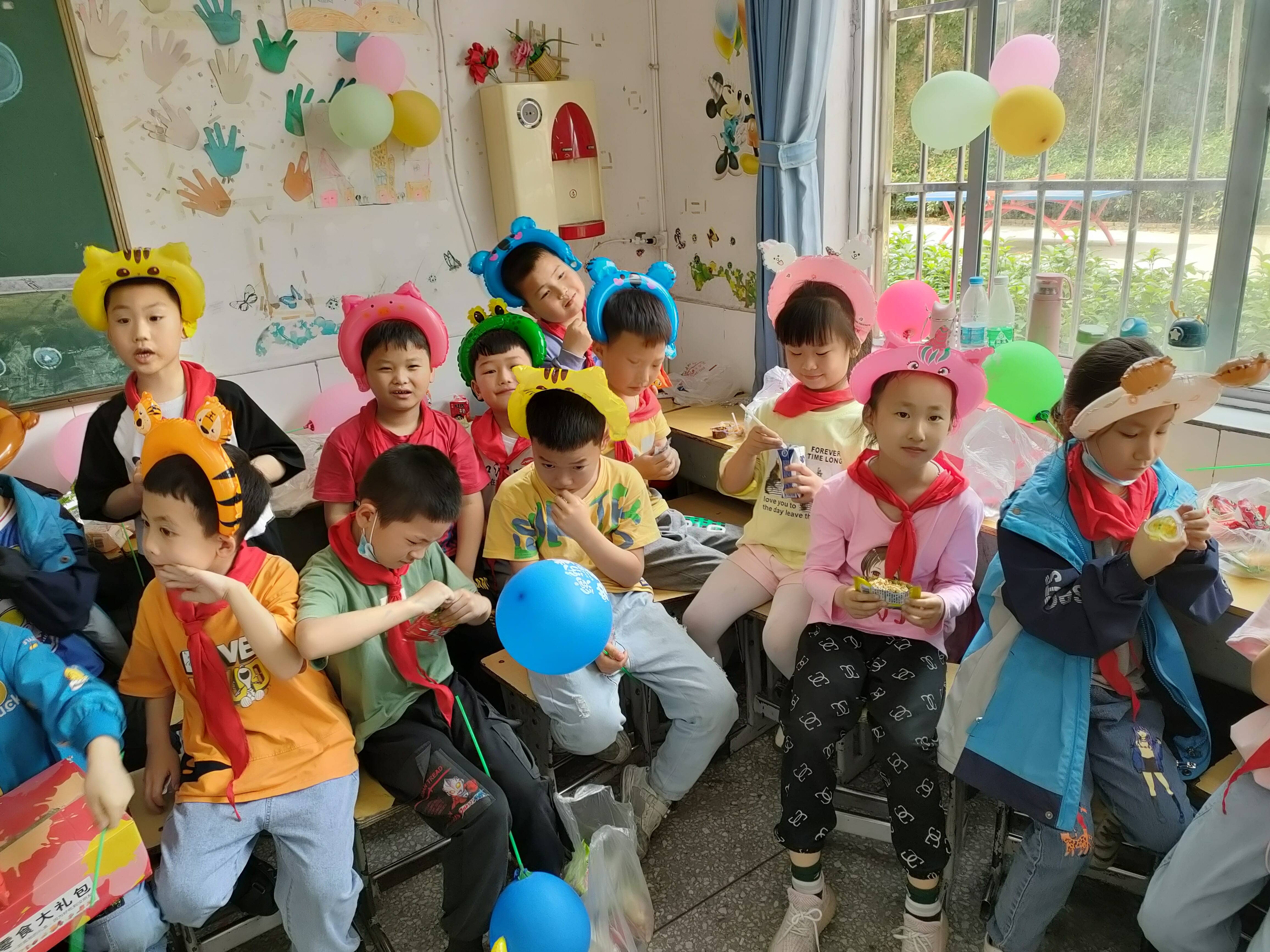 一（2）班同学欢庆六一(图4)