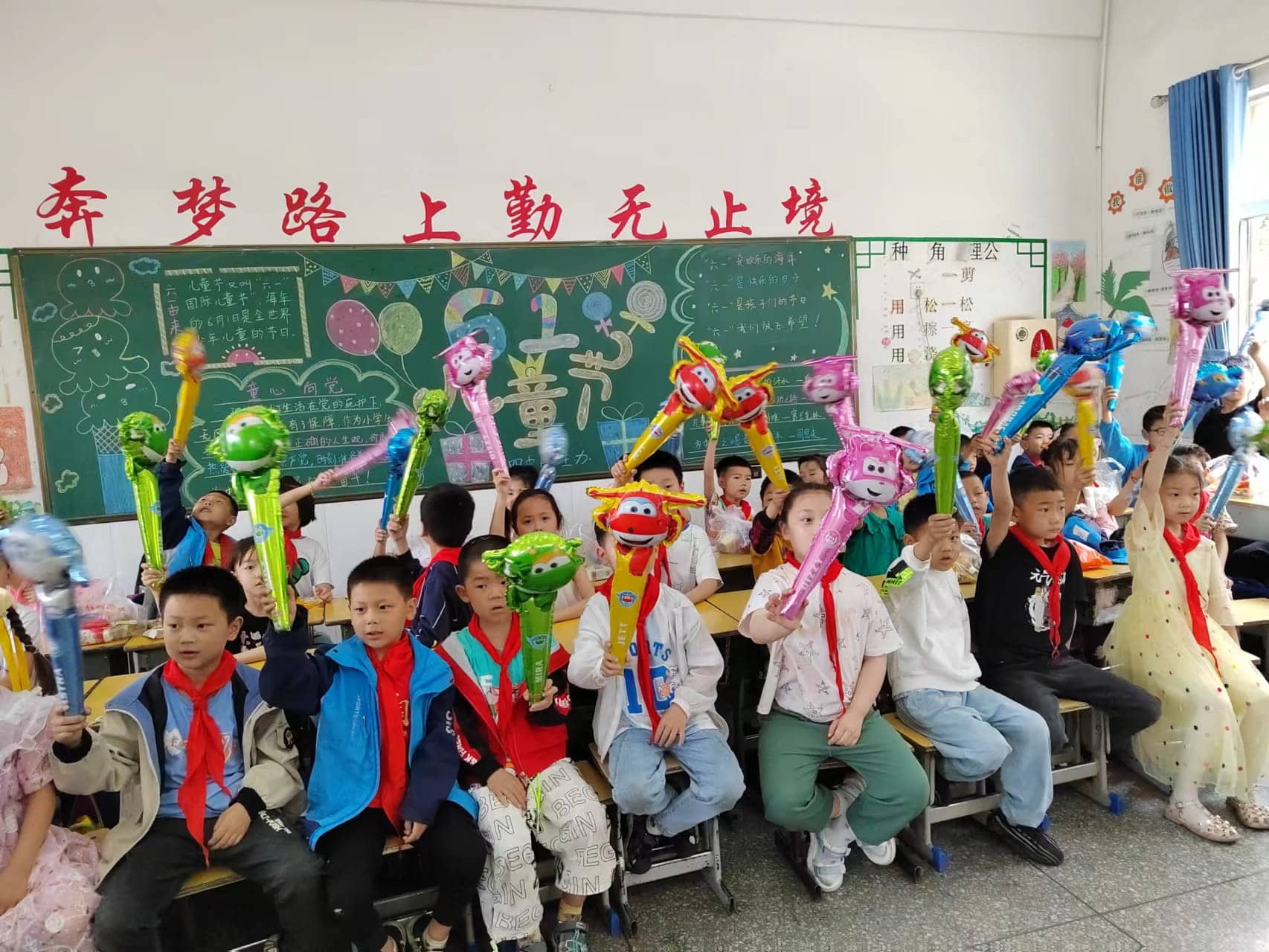 老师与我们一起唱歌跳舞，把最单纯的快乐还给你们(图1)