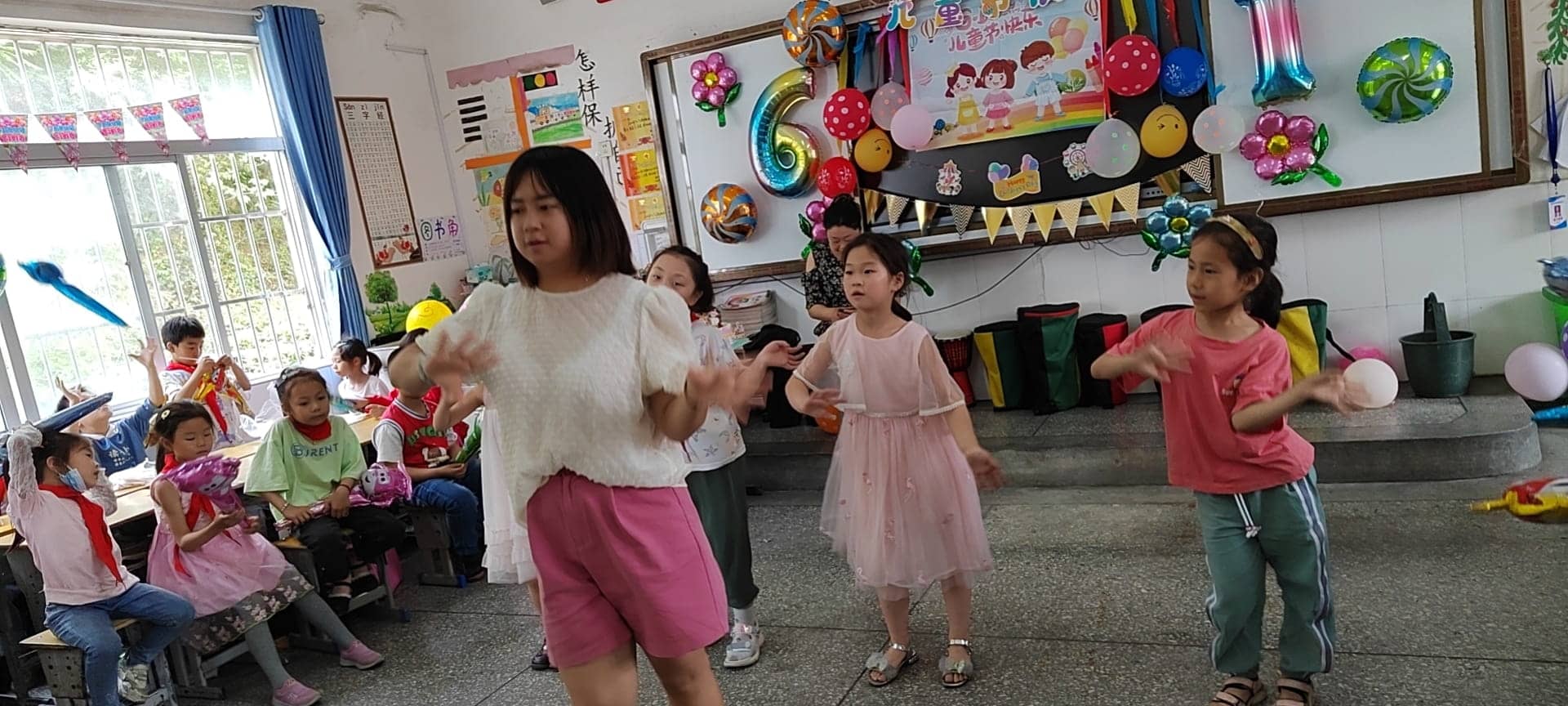 老师与我们一起唱歌跳舞，把最单纯的快乐还给你们(图2)