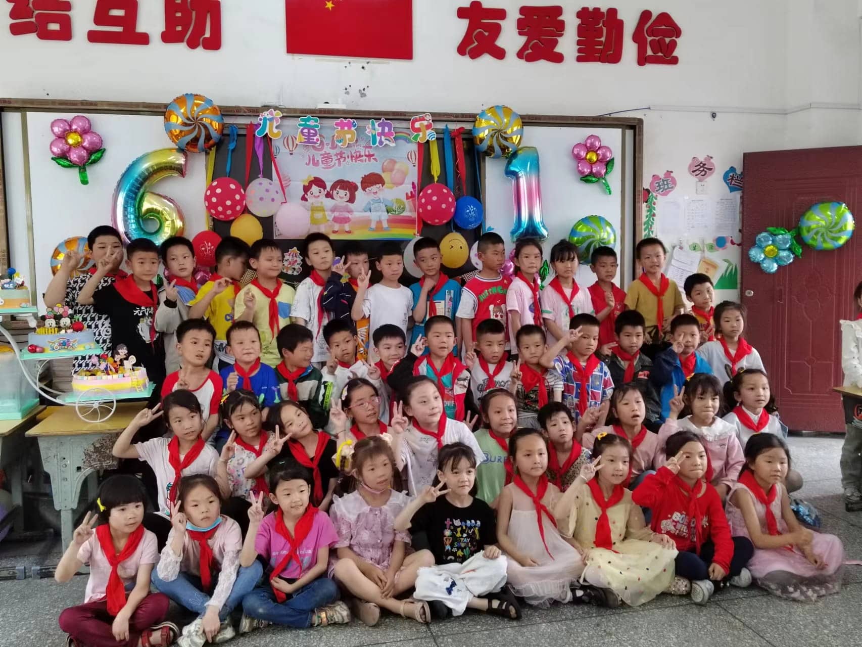 步入小学的第一个儿童节，老师精心为孩子们精心布置场地，我们很快乐(图3)