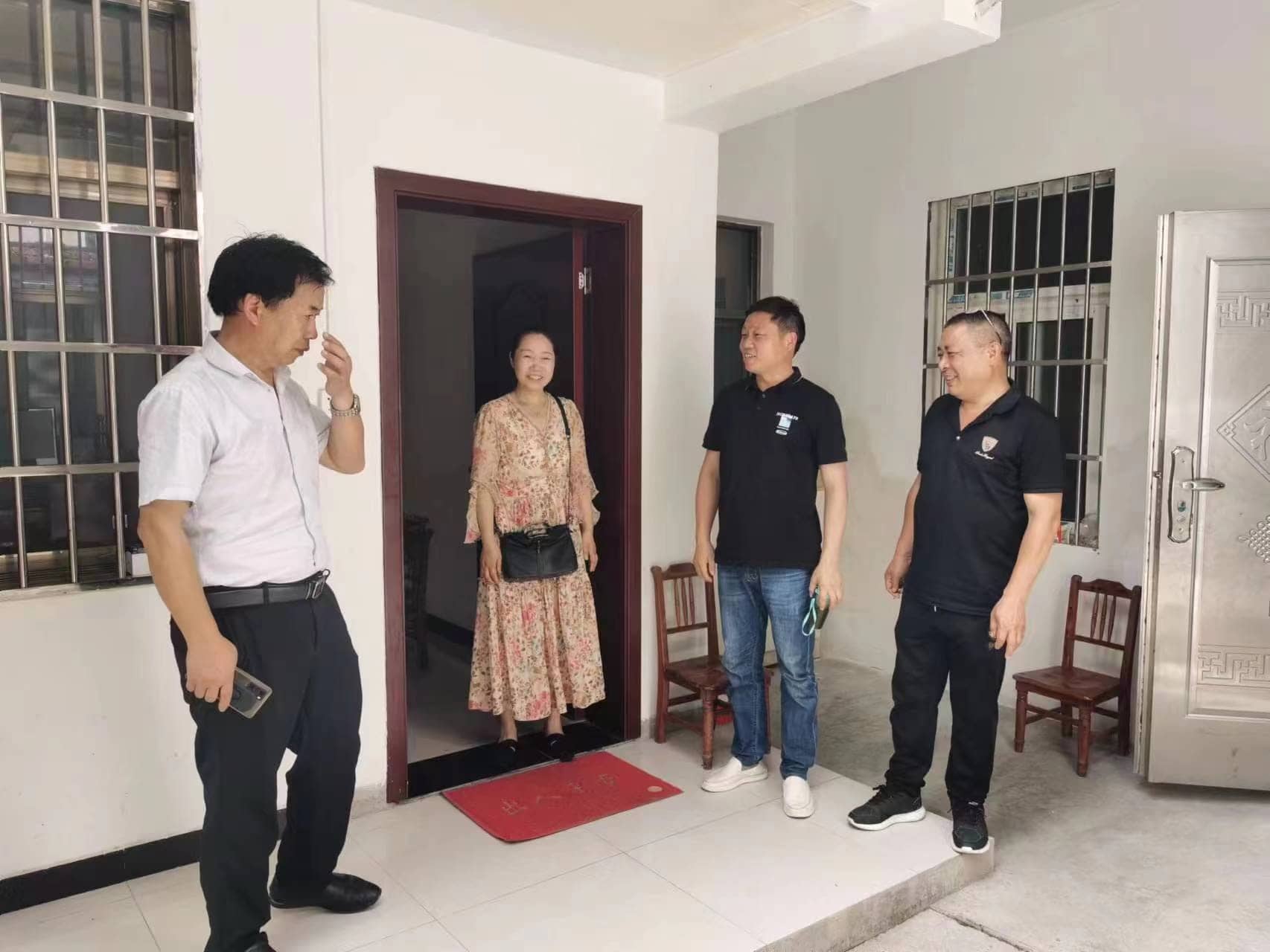 远赴异地送温暖  浓浓关怀显真情——学校看望外地青年教师(图1)