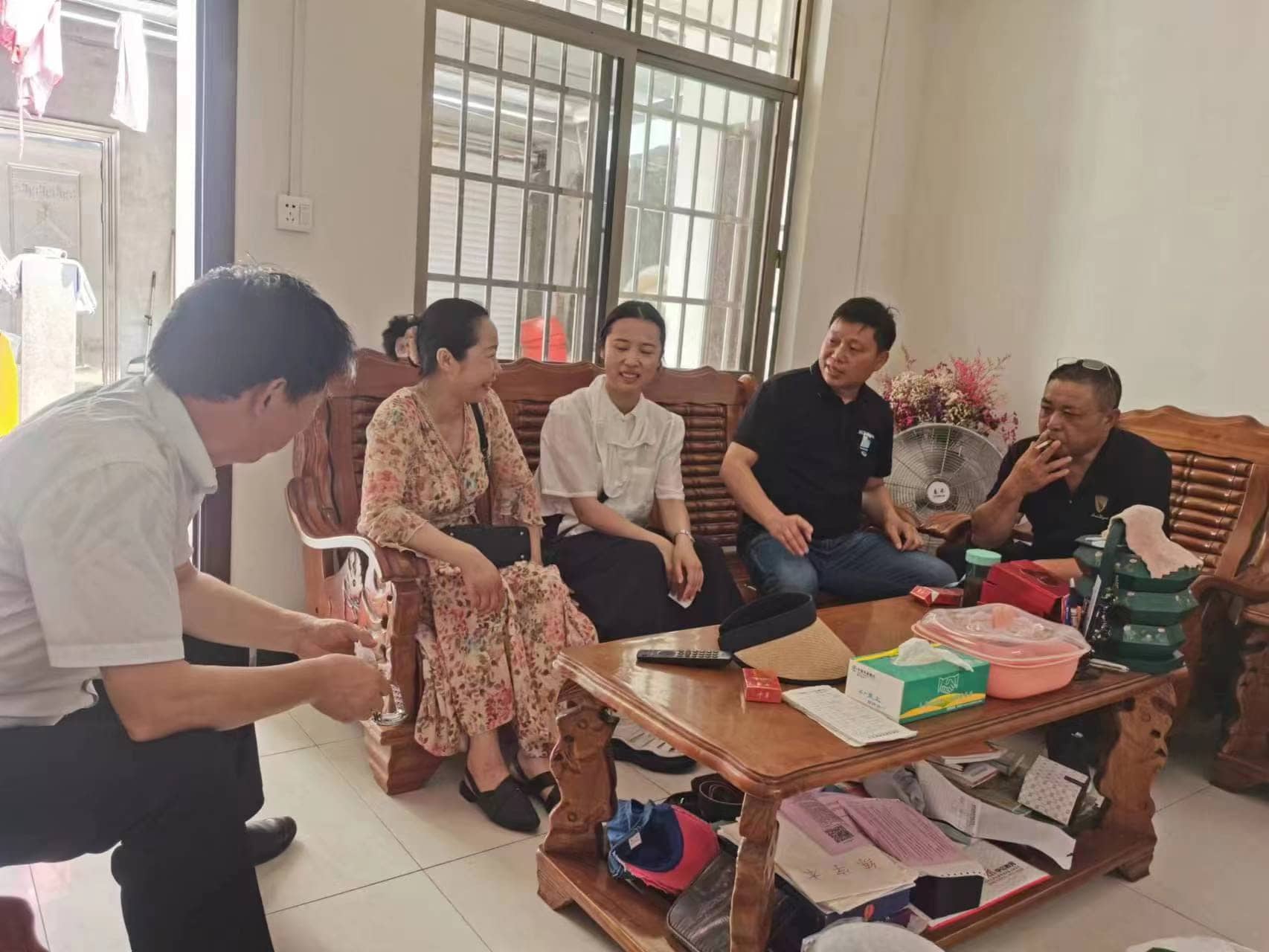 远赴异地送温暖  浓浓关怀显真情——学校看望外地青年教师(图2)