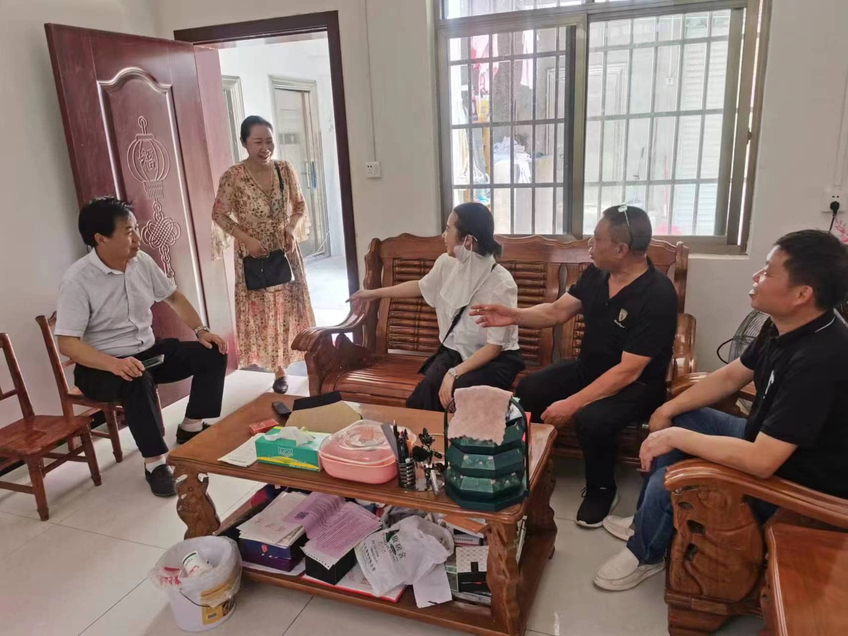 远赴异地送温暖  浓浓关怀显真情——学校看望外地青年教师(图3)
