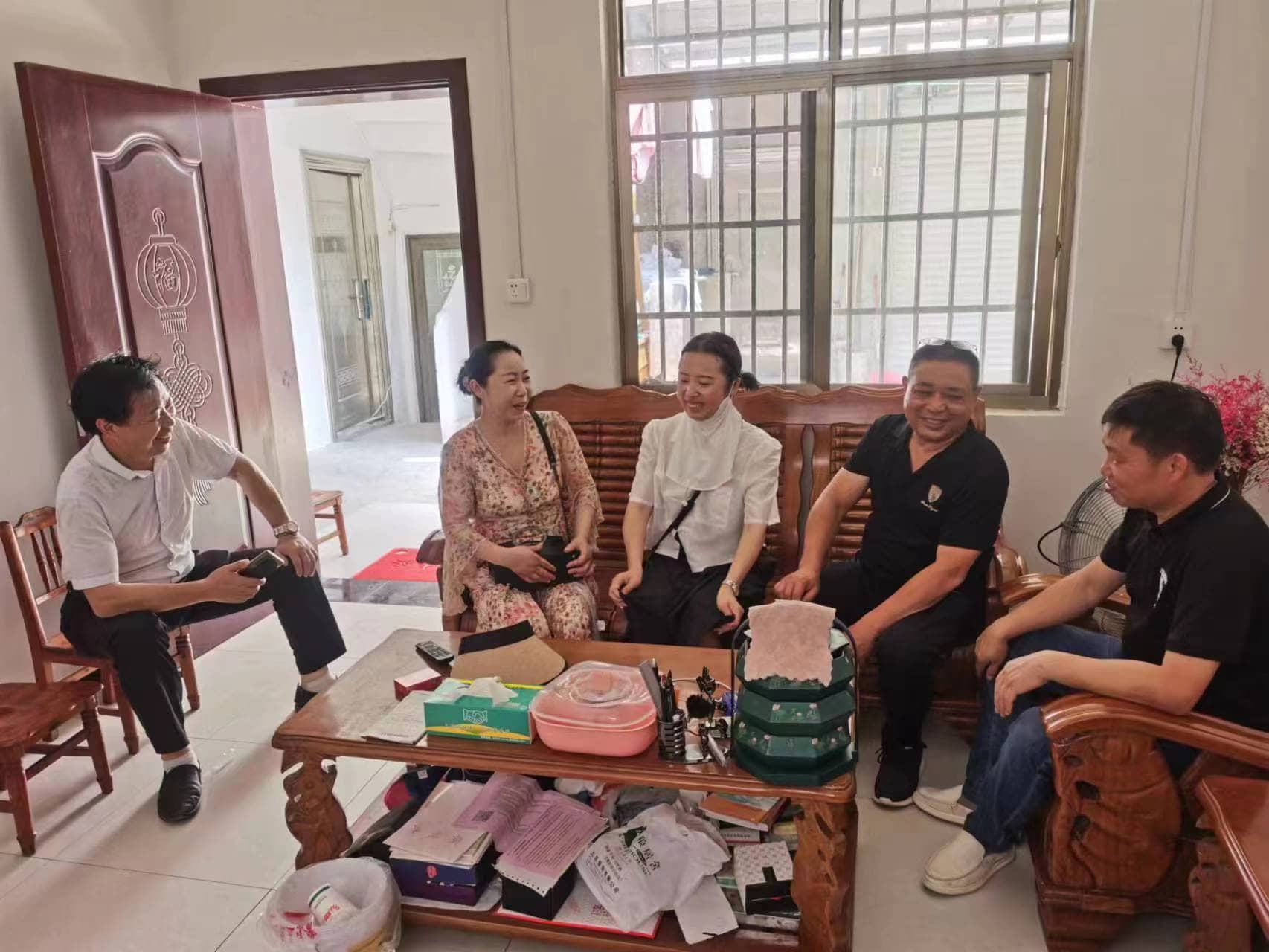 远赴异地送温暖  浓浓关怀显真情——学校看望外地青年教师(图4)