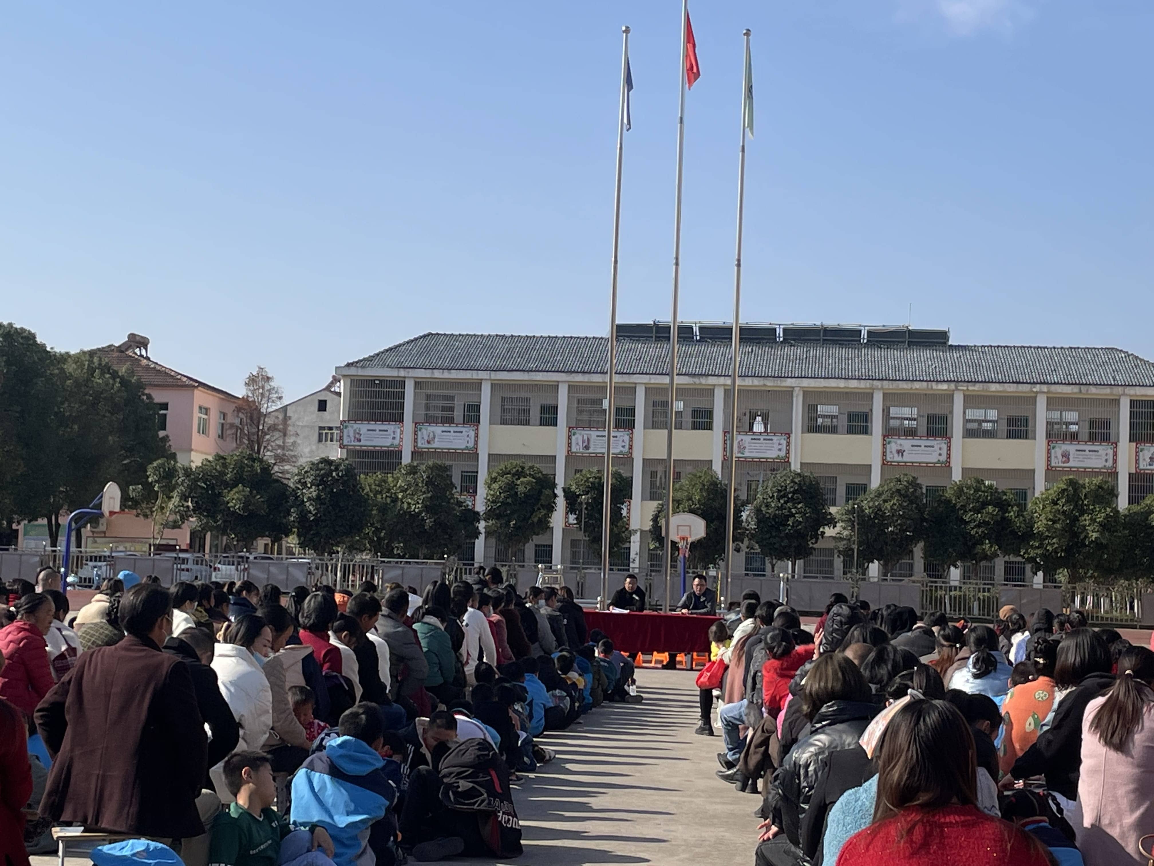家校携手，共创学生美好未来——板桥小学四年级家长会(图2)
