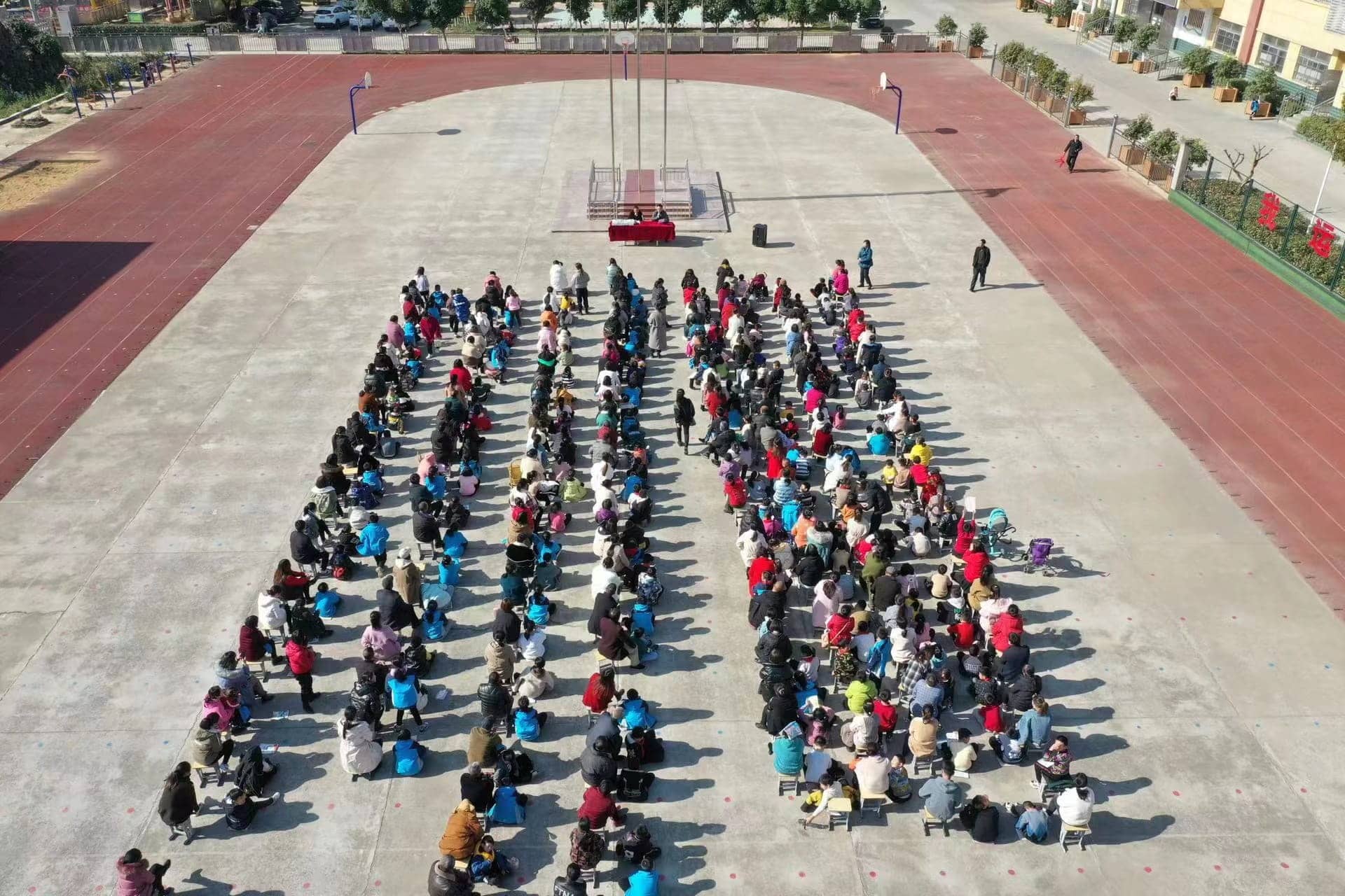 家校携手，共创学生美好未来——板桥小学四年级家长会(图1)