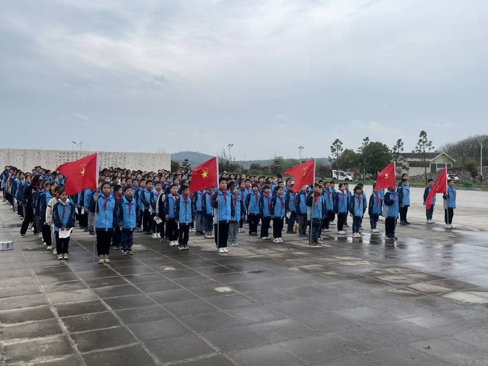 继承革命遗志 传承红色基因—板桥小学开展清明祭英烈主题队日活动(图1)